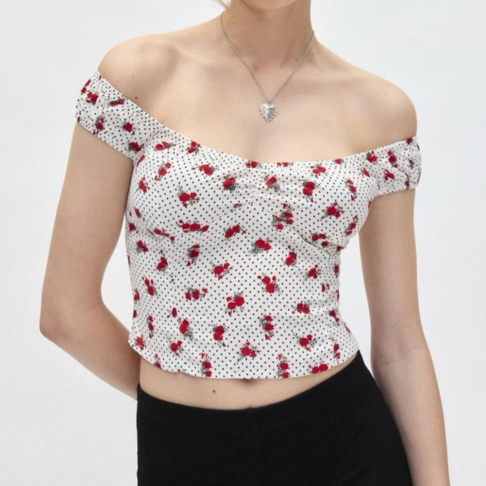 NWT Motel Urban Outfitters off shoulder floral crop top in size M 🌹🤍